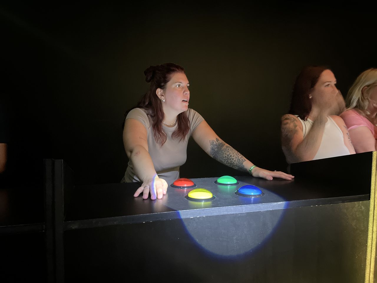 Des enfants et adultes réunis autour des buzzers lors d'une session iQuiz